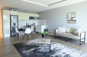 Modern One Bedroom In The Warwick